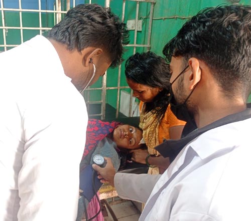 चार्जमा लगाएर मोवाईलमा कुरा गर्दै गर्दा महिला गम्भिर घाईते