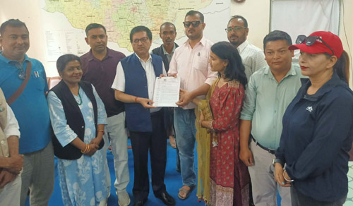 सरकारी विज्ञापन नीति बिरुद्ध आपत्ति  जनाउँदै पत्रकारद्वारा प्रधानमन्त्रीलाई ज्ञापन