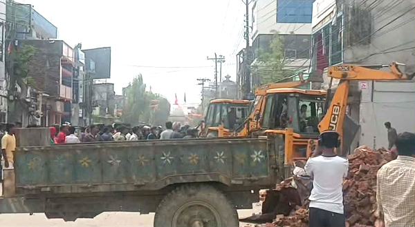 सडक स्तरोन्नती तथा सौन्दर्यीकणका लागि भौतिक संरचना भत्काउन सुरु