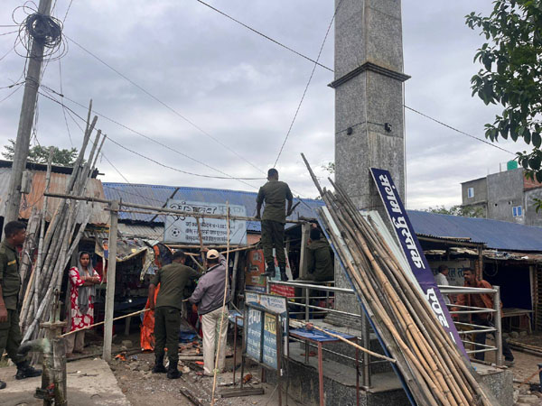 कंचनरुपमा फुटपाथ अतिक्रमण हटाउने अभियान सञ्चालन