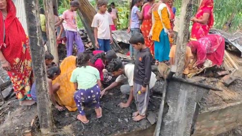खरानीमा गहना खोज्दै अग्निपीडित
