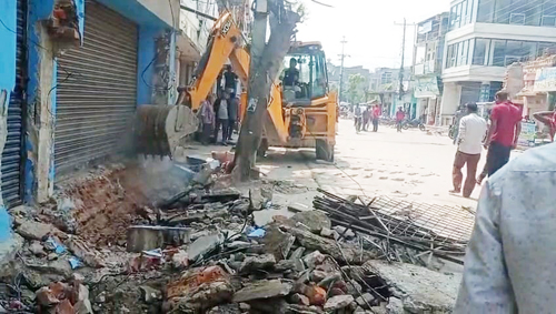 सडक मापदण्डमा परेका संरचना डोजर लगाएर भत्काउन सुरु