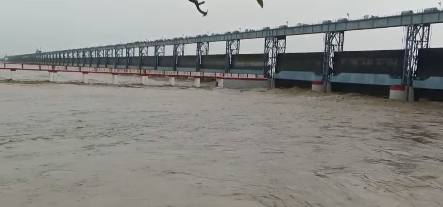 कोशी व्यारेजको ५६ वटै ढोका खोलियो, पुलबाट सवारी साधन आवजजावतमा रोक